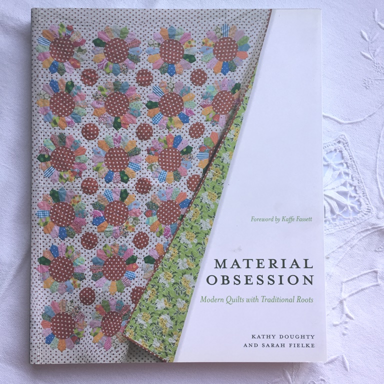 Mis libros de bordado, patchwork y crochet. "Material obsesión" por Sarah Fielke y Kathy Daughty