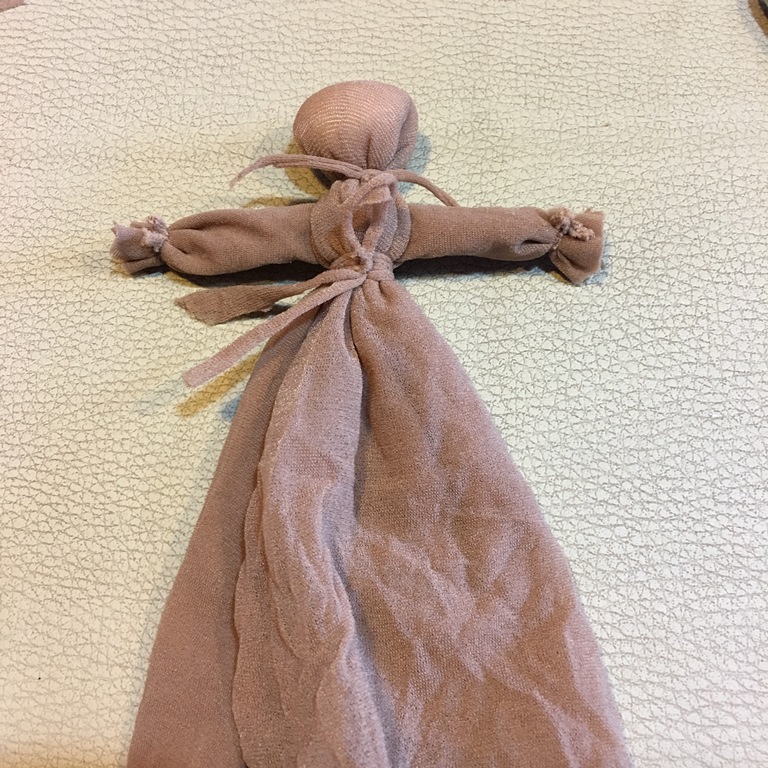 Muñeca hecha con medias de nylon